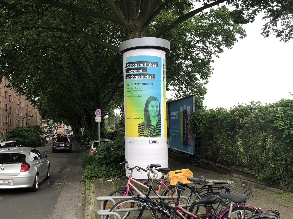 Out-of-Home-Werbung an Litfaßsäule mit Motiv der LWL Personalmarketing-Kampagne