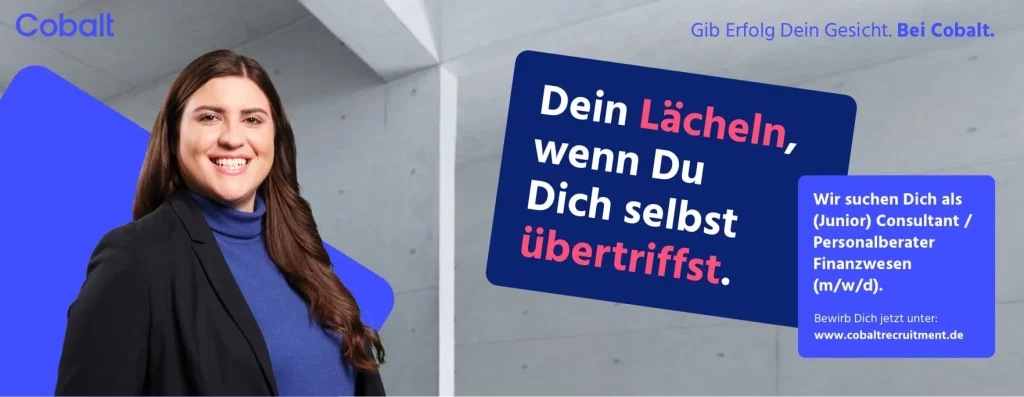 Eine lachende Frau im Jacket