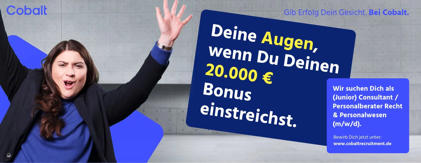 Eine jubelnde Frau mit den Händen nach oben