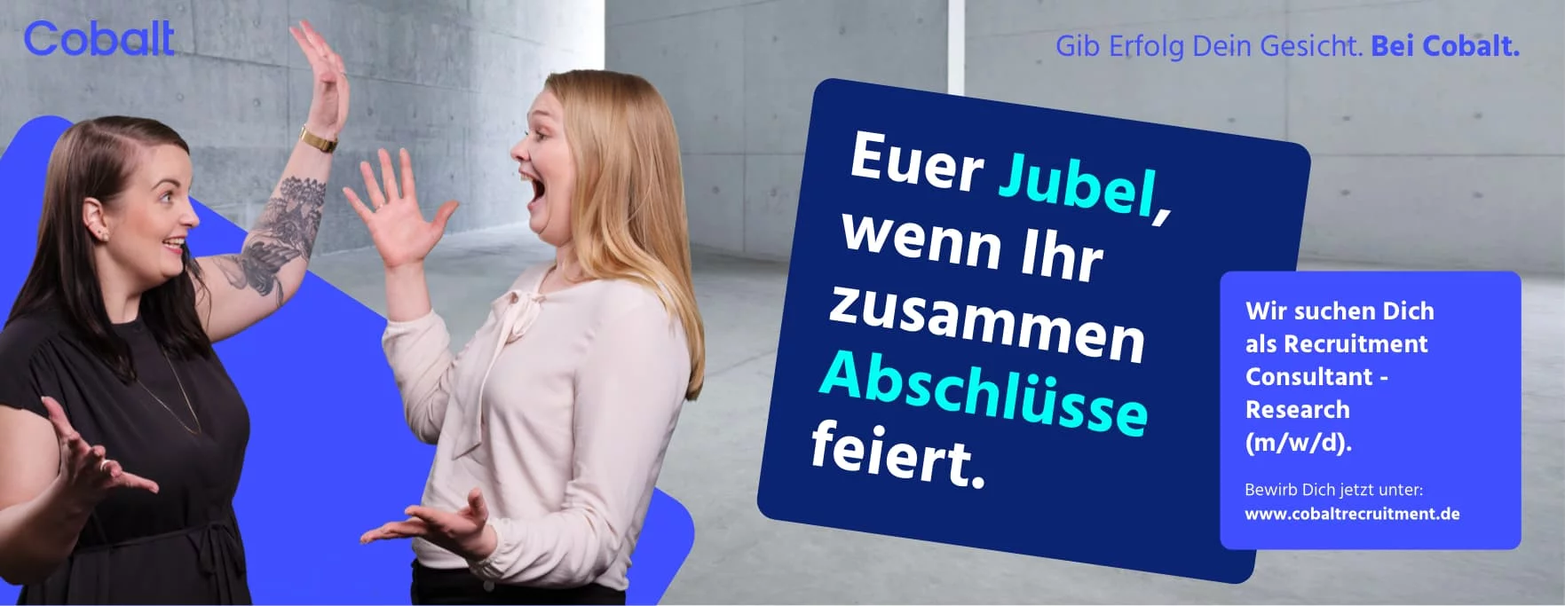 Zwei Frauen, die sich zujubeln