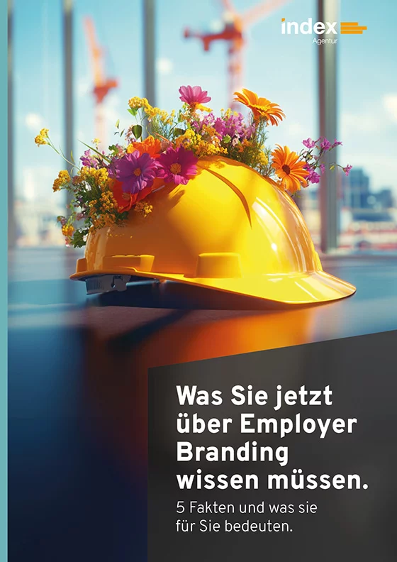 Titelseite des White Papers "Was Sie jetzt über Employer Branding wissen müssen. 5 Fakten und was sie für Sie bedeuten." mit gelbem Bauarbeiterhelm, auf dem Blumen wachen und zwei verschwommenen Kränen im Hintergrund.