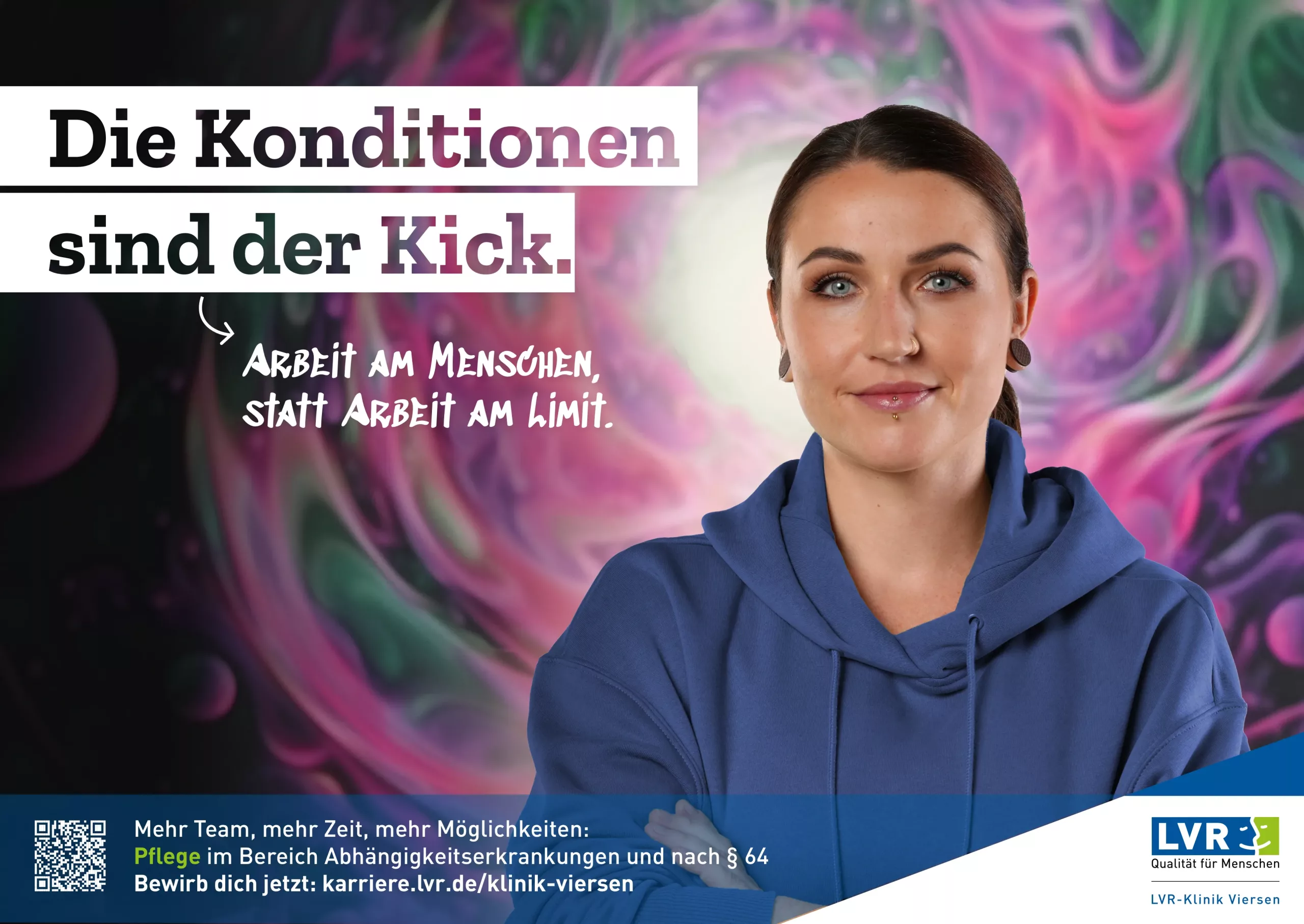 Nahaufnahme einer selbstbewusst lächelnden Pflegerin vor einem abstrakten Hintergrund mit Lavalampen-Effekten. Text auf dem Bild: 'Die Konditionen sind der Kick. Arbeit am Menschen, statt Arbeit am Limit. LVR-Klinik Viersen'.