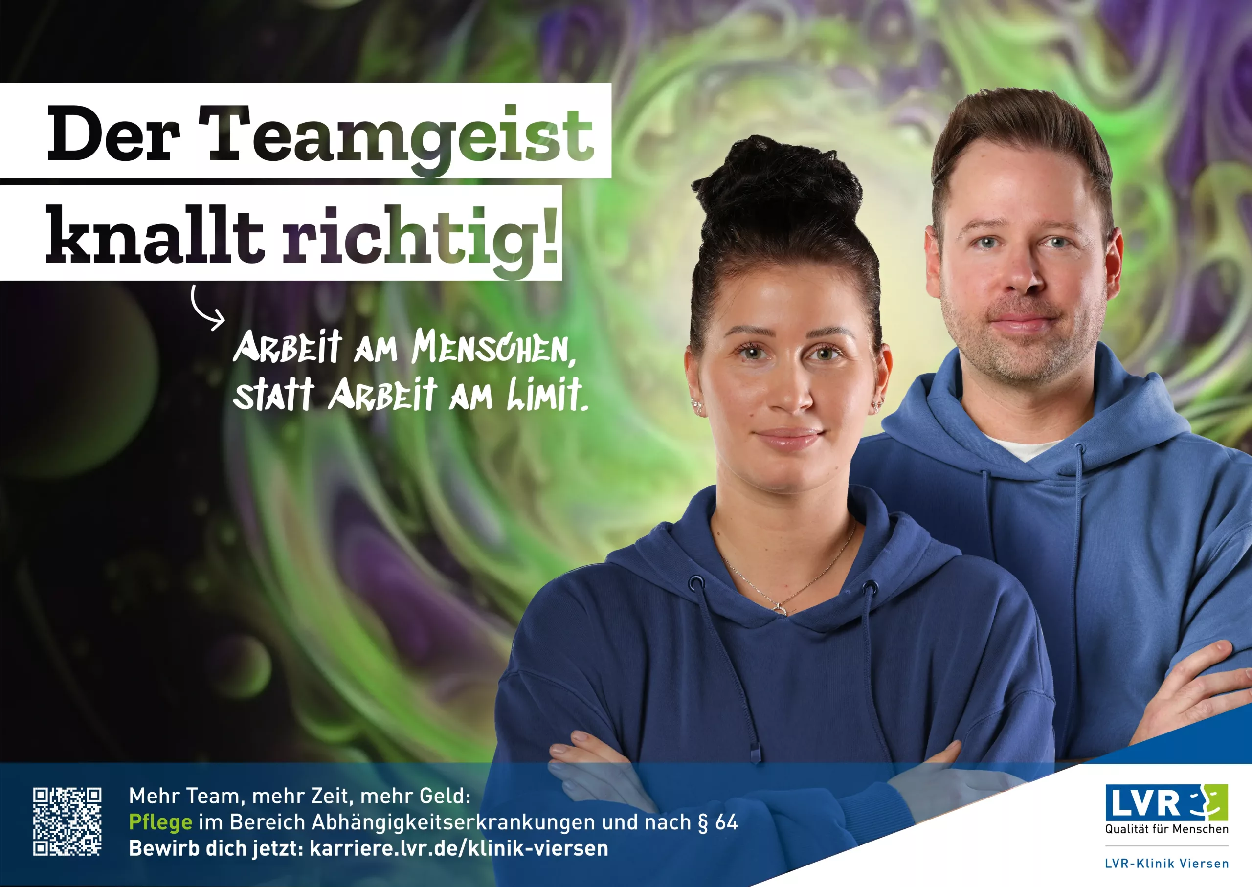 Nahaufnahme einer selbstbewusst lächelnden Pflegerin und Pflegers vor einem abstrakten Hintergrund mit Lavalampen-Effekten. Text auf dem Bild: 'Der Teamgeist knallt richtig! Arbeit am Menschen, statt Arbeit am Limit. LVR-Klinik Viersen'.