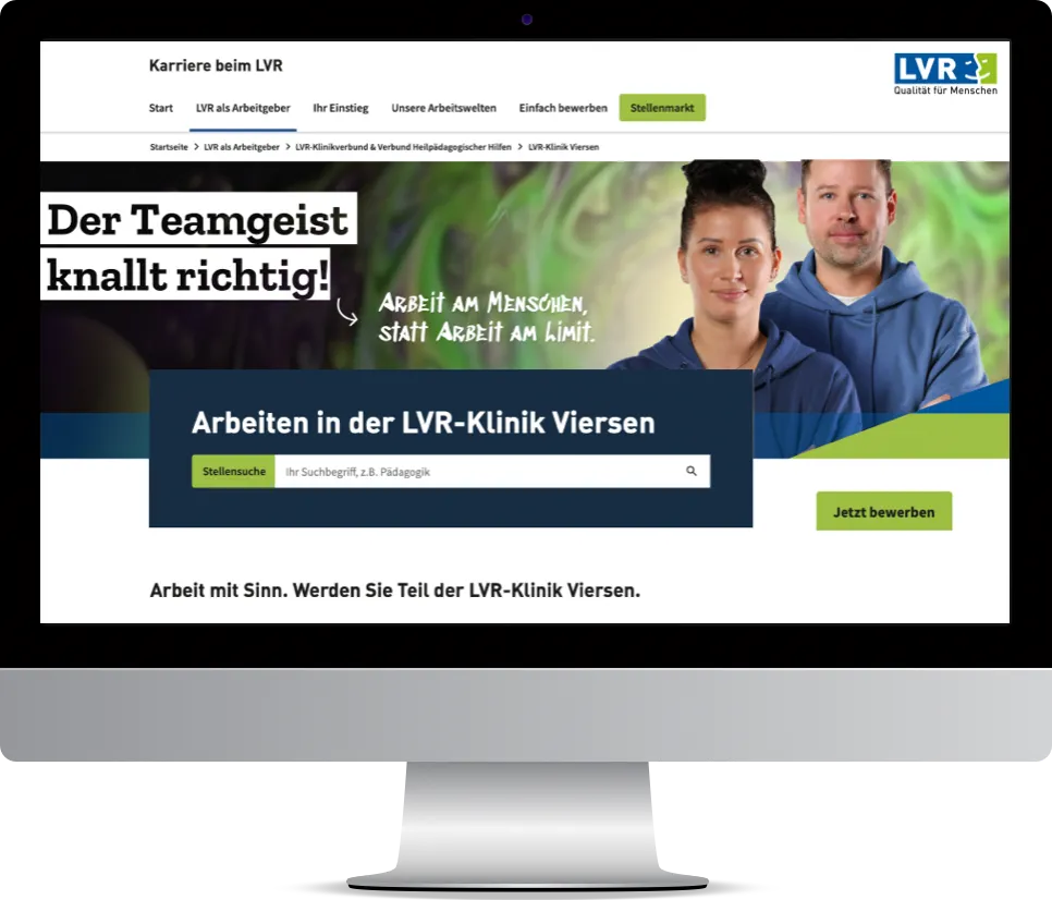 Mockup einer Stellenanzeige mit einem Header einer Nahaufnahme eines selbstbewusst lächelnden Pflegers vor einem abstrakten Hintergrund mit Lavalampen-Effekten. Text auf dem Bild: 'Du machst unabhängig! Arbeit am Menschen, statt Arbeit am Limit. LVR-Klinik Viersen'.