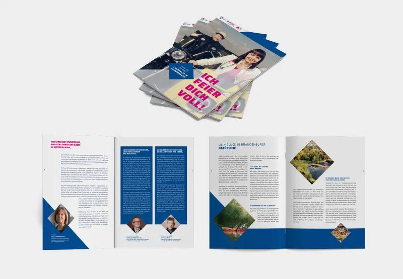 Mockup einer Broschüre mit aufgeschlagenen Seiten und Titelseite „Ich feier dich voll!“ – Imagebroschüre KVBB.